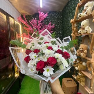 papatyalar içinde güller