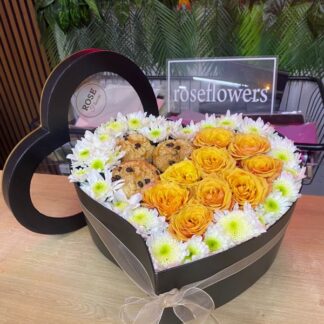 kalp kutuda cup kek ve çiçekler