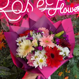 karışık mevsim çiçekleri.